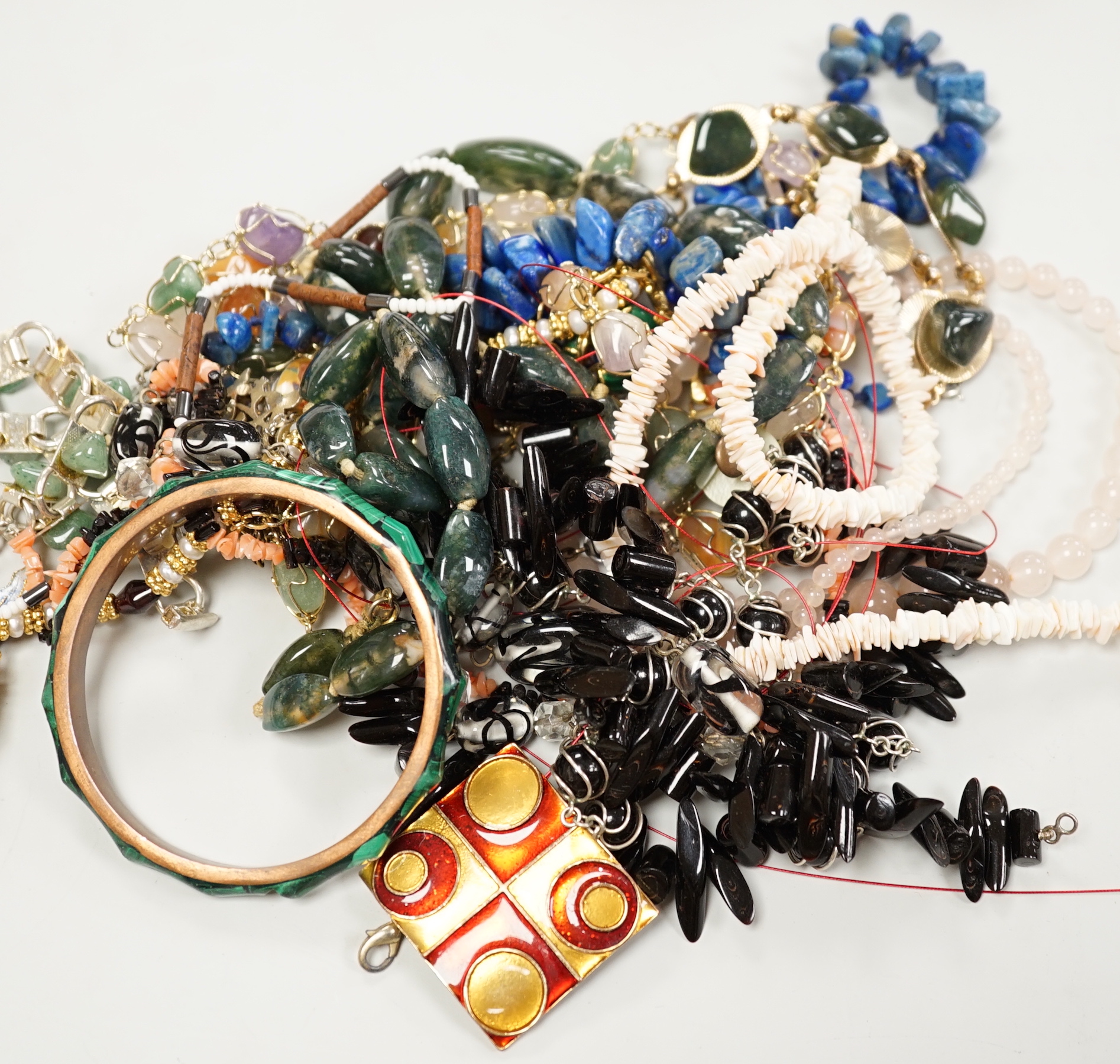 A quantity of costume jewellery.